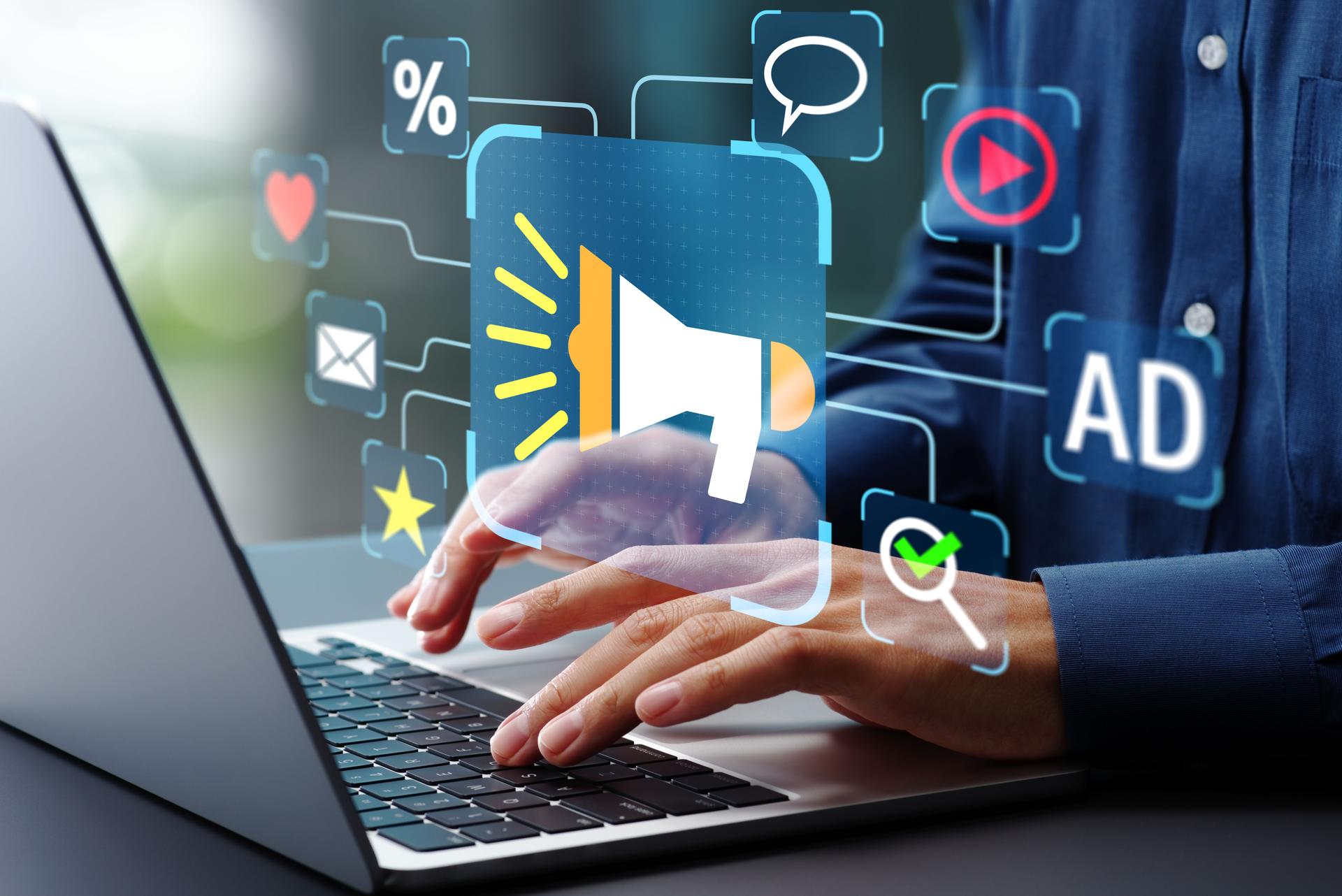 Estratégia de marketing digital. Anuncie promoções e campanhas por e-mail e redes sociais. Profissional de marketing usando laptop para gerenciar publicidade direcionada.