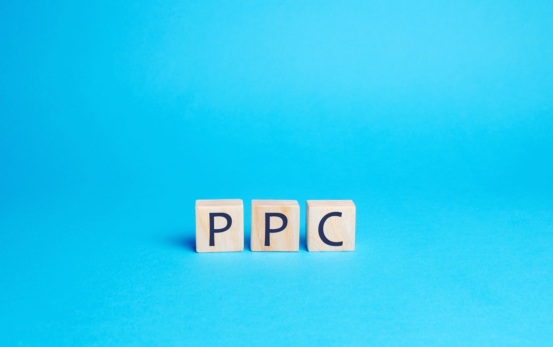 Blocos de madeira com a palavra PPC. Modelo de publicidade na Internet usado para direcionar o tráfego para sites. Conceito de marketing na internet, marketing de mídia social. Otimização do mecanismo de busca. Pay-per-click